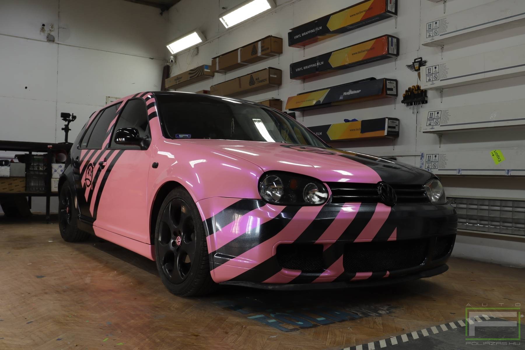 autóüveg fóliázás A-A oszlop között napellenző csík: 1. bemutató kép autóüveg fóliázás A-A oszlop között napellenző csík 1. illusztráció