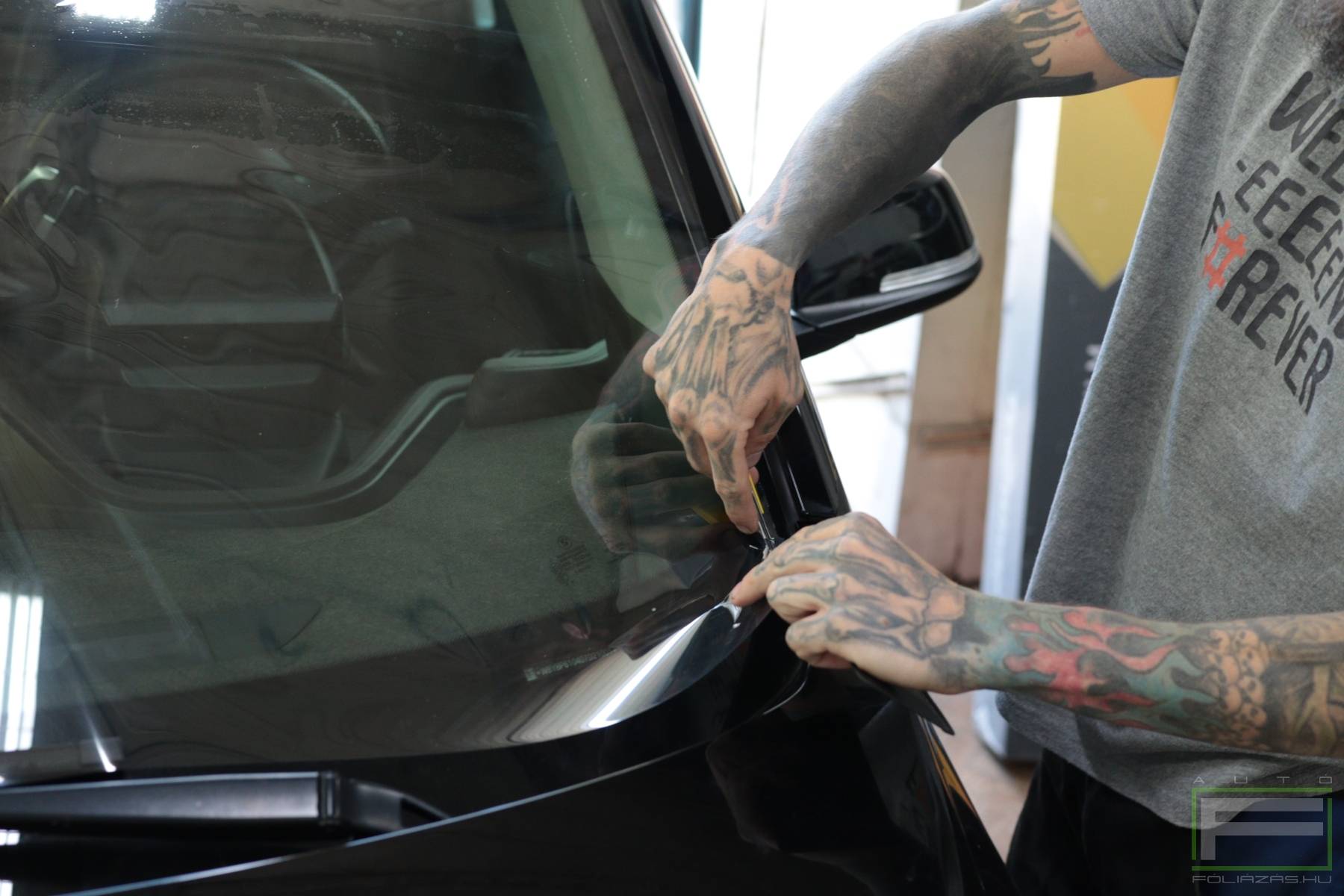 autóüvegfóliázás A-A oszlop között első szélvédőre: 1. bemutató kép autóüvegfóliázás A-A oszlop között első szélvédőre 1. illusztráció